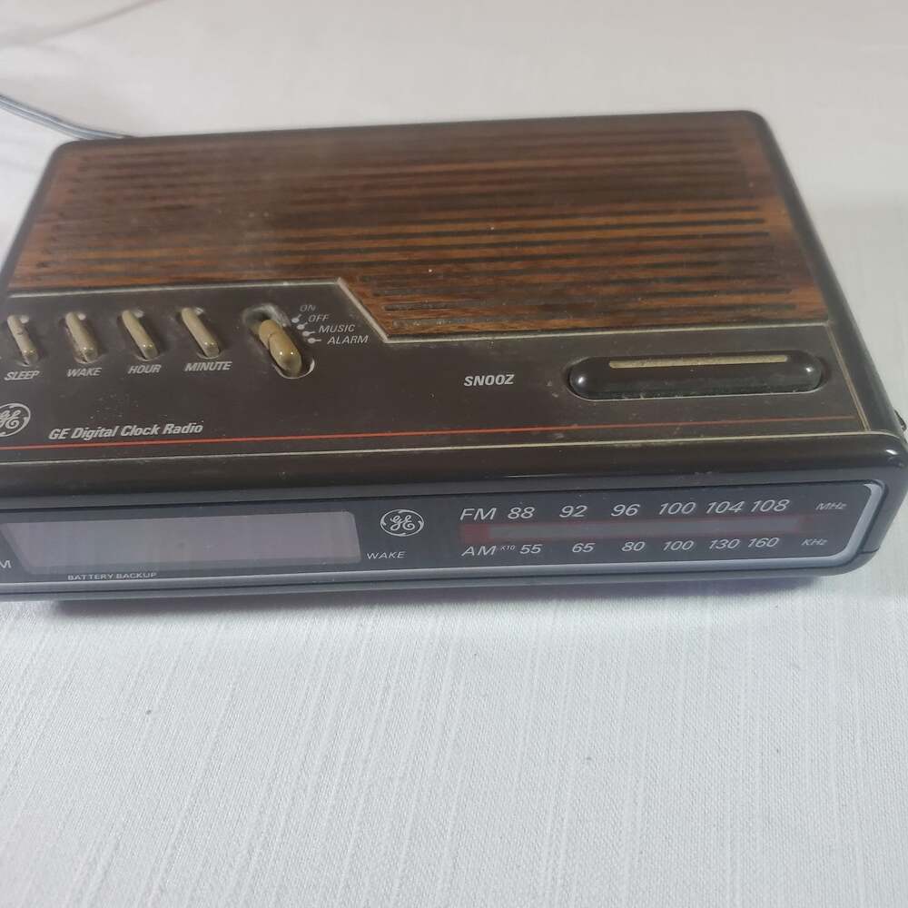 Vintage GE General Electric AM/FM Digital Alarm Clock Radio Model 7-4612A